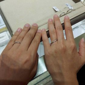 【4℃ BRIDAL(ヨンドシーブライダル)の口コミ】 デザインはシンプルで、ダイヤは3つついており、色はシルバーで普段使いし…