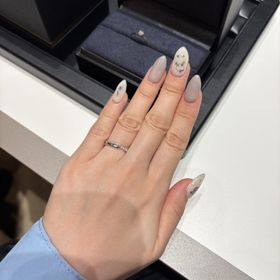 【ラザール ダイヤモンド(LAZARE DIAMOND)の口コミ】 二つの輪を組み合わせたのようなデザインで、ダイヤの数が多く、ゴージャ…