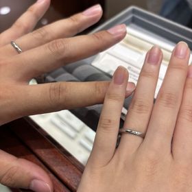 【ケイウノ ブライダル(K.UNO BRIDAL)の口コミ】 全体的に丸いので可愛らしいデザインでした。ダイヤの数的にもすてきだっ…