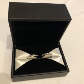 【エクセルコダイヤモンド(EXELCO DIAMOND)の口コミ】 指にフィットする。
華やかさも兼ねている。
ペアリングとしても、横並び…