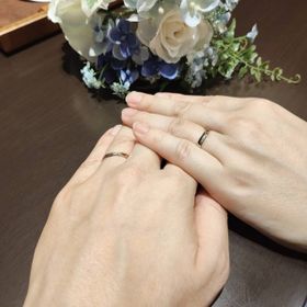 【TANZO.(鍛造指輪)の口コミ】 キラキラの槌目を真ん中に、左はツルツル、右は和紙加工でそれぞれ違う見…