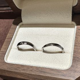 【TANZO.(鍛造指輪)の口コミ】 ダイヤを入れるかどうか悩んで、担当さんにご助言いただき、サイドにさり…