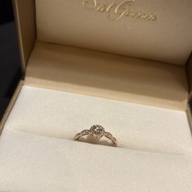 【Stel Giurare(ステルジュラーレ)】の口コミ 実物を見た時に一目惚れする可愛さです。中央で一際輝くダイヤモンドが映え...