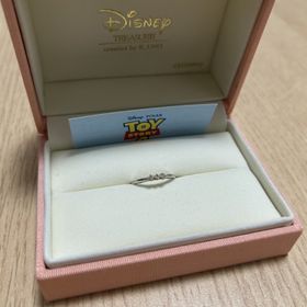 【ケイウノ ブライダル(K.UNO BRIDAL)の口コミ】 リトルグリーンメンをイメージした指輪で感謝永遠にという意味を込めた指…