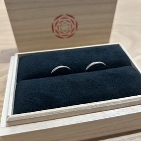 【出雲結(いずもゆい)の口コミ】 ウェーブのデザインが、わたしのものにはダイヤで、彼のものにはマットの…