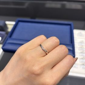 【銀座ダイヤモンドシライシの口コミ】 緩いV字なので指が綺麗に見えるところがおすすめポイントです。中心部とサ…