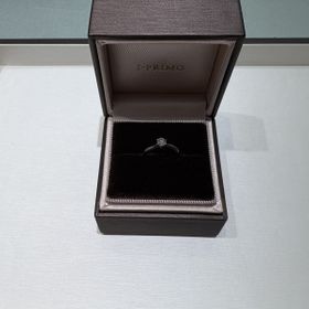 【アイプリモ(I-PRIMO)の口コミ】 6本爪でダイヤモンドが支えられており王道ぽさがあると思いきや、横から見…