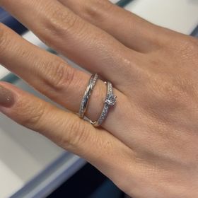 【銀座ダイヤモンドシライシの口コミ】 シンプル、かつ煌びやかな指輪を探していました。指が綺麗に見える、何十…