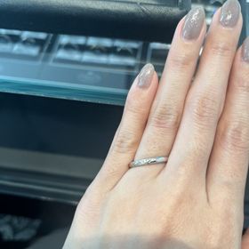 【エクセルコダイヤモンド(EXELCO DIAMOND)の口コミ】 中央に斜めラインでダイアモンドが５つ埋め込まれています。その横にもラ…