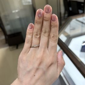 【俄(にわか)の口コミ】 シンプルなデザインでダイヤの主張も適度に感じられる3石ストレートのこと…