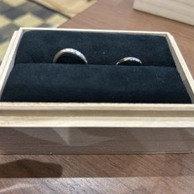 【出雲結(いずもゆい)の口コミ】 緩やかなカーブがあり、真ん中にゴールドが施されている。シンプルなのに…