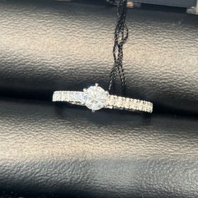 【ラザール ダイヤモンド(LAZARE DIAMOND)の口コミ】 シンプルなものよりは、ダイヤモンドのキラキラが目立つようなデザインを…