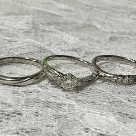 【銀座ダイヤモンドシライシの口コミ】 シンプルで飽きがこないデザインです。ダイヤが斜めのライン上に入ってい…