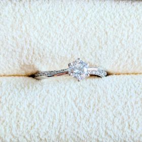 【PORTADA(ポルターダ)の口コミ】 ウェーブタイプの指輪を探していました。
メレダイヤもごてごてし過ぎず上…