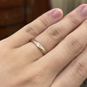 【TANZO.(鍛造指輪)の口コミ】 全くの無地というのも面白く無かったため、斜めのデザインを入れつつもシ…