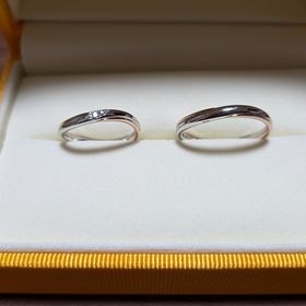 【ケイウノ ブライダル(K.UNO BRIDAL)の口コミ】 シルバーとピンクゴールドの2色を組み合わせてウェーブをかけたデザインを…