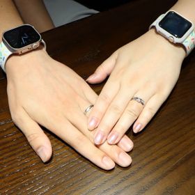 【LEGAN(レガン)の口コミ】 婚約指輪との重ね付けを考えており、左右に広がるメレダイヤタイプのコメ…