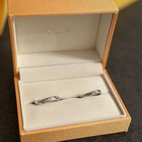 【ケイウノ ブライダル(K.UNO BRIDAL)の口コミ】 完全にフルオーダーのオリジナルにしました。
人とは被りたくない、普通じ…