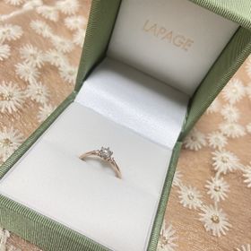 【LAPAGE(ラパージュ)の口コミ】 デザインが秀逸でリングの色見もダイヤとのバランスがとれています！
そし…
