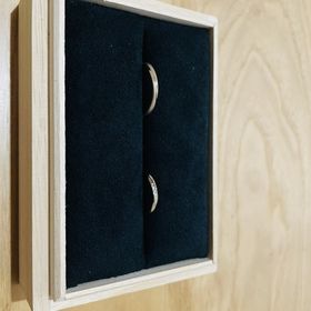 【出雲結(いずもゆい)の口コミ】 シャンパンゴールドが他のブランドにはない色味でよかった。
色も含めペア…