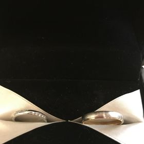 【エクセルコダイヤモンド(EXELCO DIAMOND)の口コミ】 リングに沿ってダイヤがうねるようなデザインのものが希望で、理想通りの…