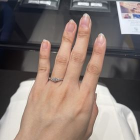 【銀座ダイヤモンドシライシの口コミ】 シンプルなのに少し大人っぽいエレガントなデザインでつけたときに上品さ…