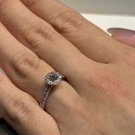 【アイプリモ(I-PRIMO)の口コミ】 0.29カラットで存在感があって気に入ってます。
囲いのダイヤがゴージャス…