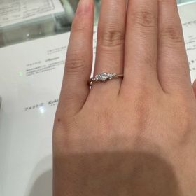 【THE KISS(ザ・キッス)の口コミ】 こちらのリングは左右の波うっている形がアリエルをイメージしたデザイン…