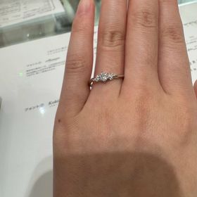 【THE KISS(ザ・キッス)】の口コミ こちらのリングは左右の波うっている形がアリエルをイメージしたデザインに...