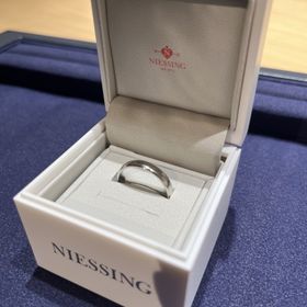 【NIESSING(ニーシング)の口コミ】 男性でも飽きがこないシンプルなデザインと重厚感。
指輪を付けている感覚…
