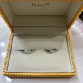 【ケイウノ ブライダル(K.UNO BRIDAL)の口コミ】 女性のデザインはVの形で指が綺麗にみえます。ダイヤほどよい数でギラギラ…