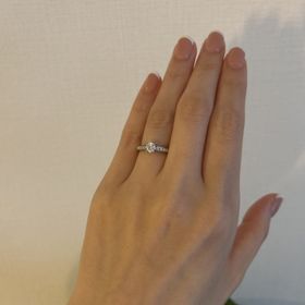 【ラザール ダイヤモンド(LAZARE DIAMOND)の口コミ】 クラシカルでフェミニンな印象で、派手すぎない王道デザインです。メレダ…