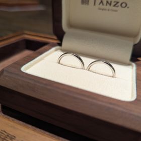 【TANZO.(鍛造指輪)の口コミ】 素材がプラチナ、且つ鍛造工法で非常に頑丈で、一生涯付き合っていける指…