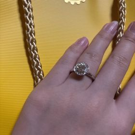 【ケイウノ ブライダル(K.UNO BRIDAL)の口コミ】 とりまきタイプのデザインでダイヤ持ち込みで作ってもらいました。
メレダ…