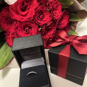 【ラザール ダイヤモンド(LAZARE DIAMOND)の口コミ】 大きなダイアが付いておらず、普段でも使いやすい点。ダイアが光の当たり…