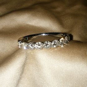 【4℃ BRIDAL(ヨンドシーブライダル)の口コミ】 ハーフエタニティーはサイズ直しにも対応しており、手のひら側の当たりも…