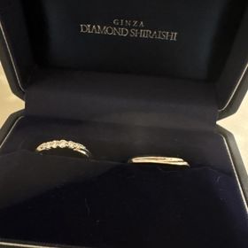 【銀座ダイヤモンドシライシの口コミ】 6つのダイヤが悩んでて、シンプルかつゴージャスなデザインでお気に入りで…