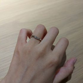 【アイプリモ(I-PRIMO)の口コミ】 ゆるやかなV字で、婚約指輪と重ね付けしたい人にピッタリです。手を動かす…