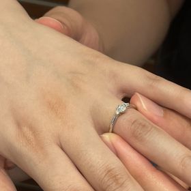 【AMATSU(アマツ)の口コミ】 「宮」の婚約指輪を選びました。シンプルなのに品があってとても気に入っ…