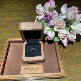 【TANZO.(鍛造指輪)の口コミ】 指輪の半分にダイヤが散りばめられている華やかなデザインが自分達の中で…