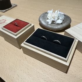 【出雲結(いずもゆい)の口コミ】 出雲結の指輪は、シンプルながらも上品なデザインで、指に自然に馴染むと…