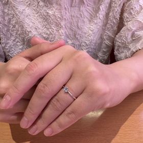 【銀座ダイヤモンドシライシの口コミ】 アジャースター付きプロポーズリングを購入しました。
彼女のサイズが分か…