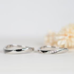 【CRAFY(クラフィ)の口コミ】 プラチナで、ウェイブしたベースの形にひねりを加えたデザインです。横の…