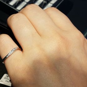 【エクセルコダイヤモンド(EXELCO DIAMOND)の口コミ】 指が太めなので指が細く見えるデザインを探していたところ、ウェーブデザ…