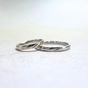 【BELETHE(ベルテ)の口コミ】 どの服装にも合うよう太すぎず細すぎず丸みのあるシンプルなデザイン、同…