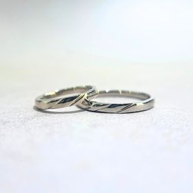 【BELETHE(ベルテ)】の口コミ どの服装にも合うよう太すぎず細すぎず丸みのあるシンプルなデザイン、同じ...