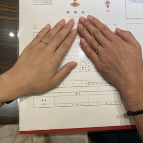 【AMATSU(アマツ)の口コミ】 メレダイヤモンドの石留めがリングの側面から正面へ、そしてまた側面へ立…