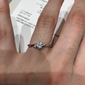 【アイプリモ(I-PRIMO)の口コミ】 指輪の形がウェーブになっているので指が長く見えます！！ダイヤモンドも…