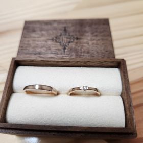 【PORTADA(ポルターダ)】の口コミ うっすらウェーブ、やや太め/厚めです。女性の方は大小3つの石が付いてい...