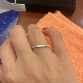 【TRECENTI(トレセンテ)の口コミ】 とても綺麗なハーフエタニティリングでした。細身のラインとまっすぐなラ…